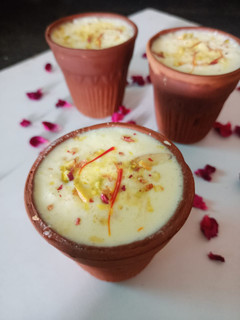 केसर पिस्ता लस्सी रेसिपी मुख्य फोटो