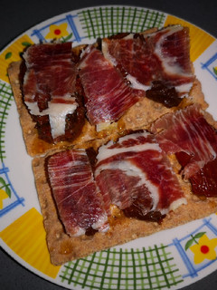 Una foto de Tostadas de tomates secos con jamón