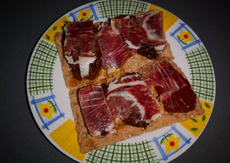 Tostadas de tomates secos con jamón