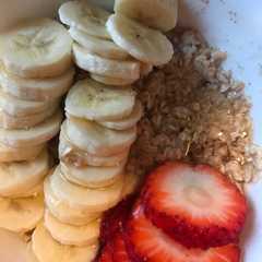 Una foto de Avena, plátano y fresa
