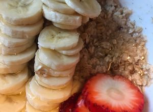 Una foto de Avena, plátano y fresa