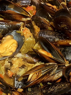 Una foto de Mejillones a la marinera con vino blanco y bacalao