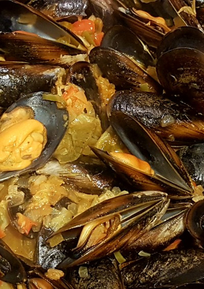Una foto de Mejillones a la marinera con vino blanco y bacalao