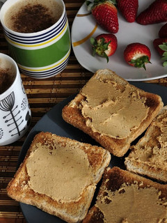 Foto principal de Desayuno con tostadas de crema de cacahuete