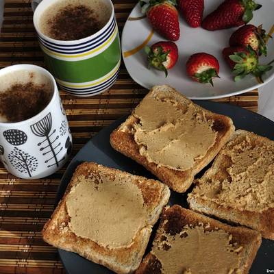 Desayuno con tostadas de crema de cacahuete Receta de Ir CrM- Cookpad