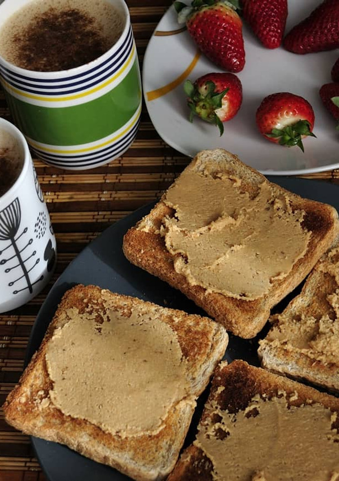 Una foto de Desayuno con tostadas de crema de cacahuete