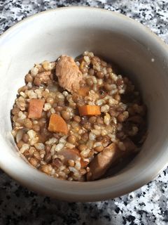 Una foto de Estofado de lentejas con pollo y arroz integral
