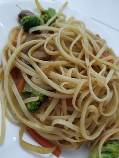 Una foto de Tallarines con verduras al estilo oriental 🥢😄