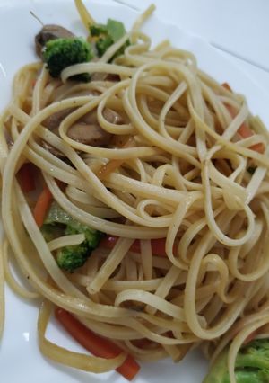 Una foto de Tallarines con verduras al estilo oriental 🥢😄