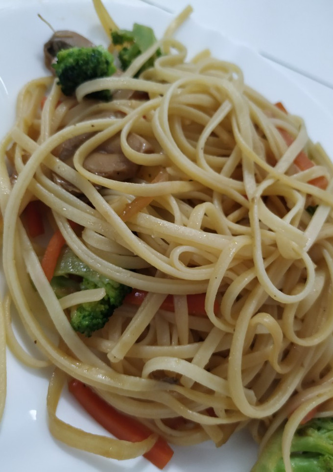 Una foto de Tallarines con verduras al estilo oriental 🥢😄
