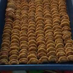 A picture of Pastel mini kering isi abon.