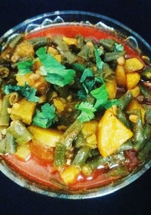 લીલી ચોળી બટેકા નું શાક (Lili Chori Bataka Shak Recipe In Gujarati) રેસીપી મુખ્ય ફોટો