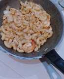 ผัดมะกะโรนีกุ้ง