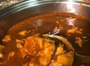 Una foto de Mole Rojo con Carne de Puerco