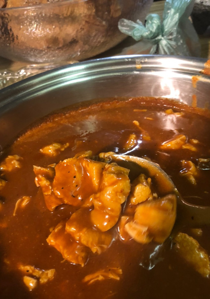 Una foto de Mole Rojo con Carne de Puerco
