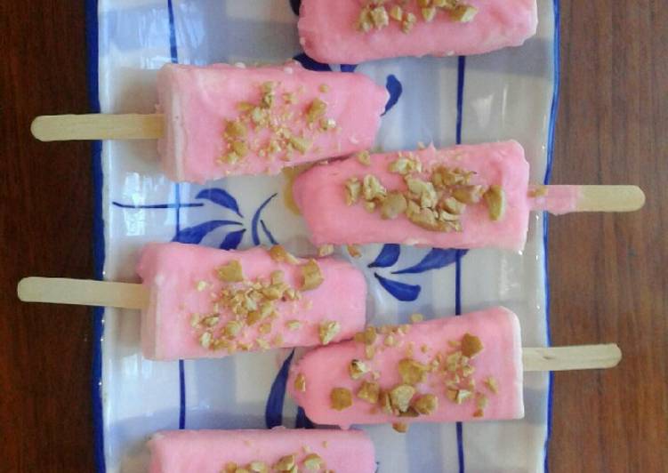 Bagaimana Menyiapkan Ice cream magnum strawberry ala me…😅😅, Enak Banget