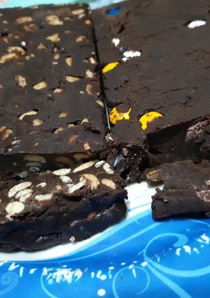 Una foto de Turrón con Maní y Turrón con Lentejitas de Colores