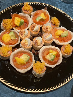 Una foto de Canapés de salmón marinado, pulpo, mango y aguacate
