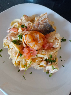 Una foto de Tagliatelle con salmón y gambas