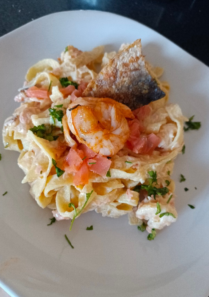 Una foto de Tagliatelle con salmón y gambas