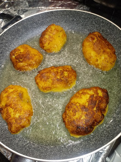 Una foto de Empanadas de plátano con leche