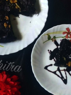 एग्गलेस चॉकलेट वालनट ब्राउनी(eggless chocolate walnut brownie in hindi) रेसिपी मुख्य फोटो