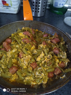 Una foto de Judías verdes con salchichas y huevos😋