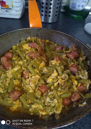 Una foto de Judías verdes con salchichas y huevos😋