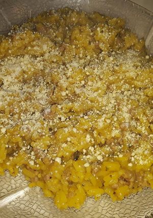 Una foto de Arroz amarillo a las finas hiervas con carne 😋!!!