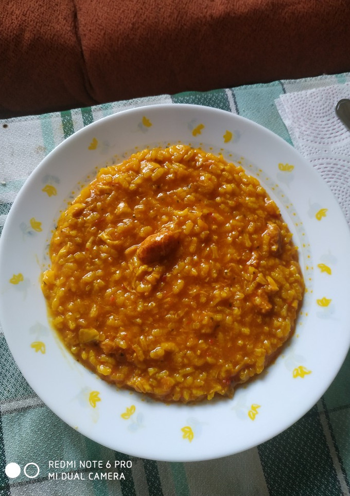 Una foto de Arroz meloso con restos de pollo asado y salchichas