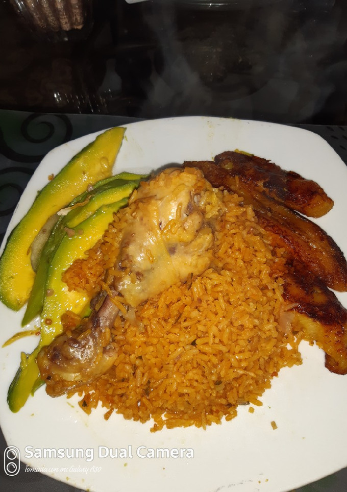 Una foto de Arroz con pollo al estilo de mi madre😋👵🏾