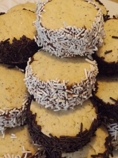 Una foto de Alfajores de semillas de amapola con Nutella y chocolate blanco y negro