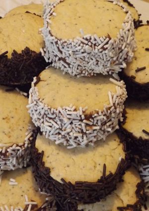 Una foto de Alfajores de semillas de amapola con Nutella y chocolate blanco y negro