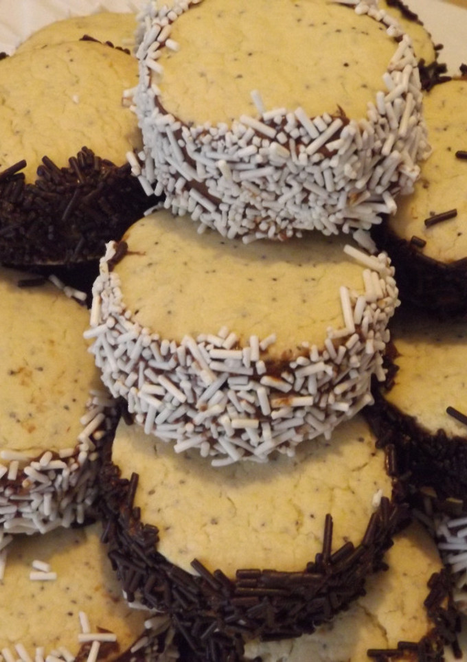 Una foto de Alfajores de semillas de amapola con Nutella y chocolate blanco y negro