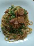 Spaghetti con salchicha y salsa de tomate