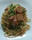Spaghetti con salchicha y salsa de tomate