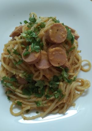 Una foto de Spaghetti con salchicha y salsa de tomate