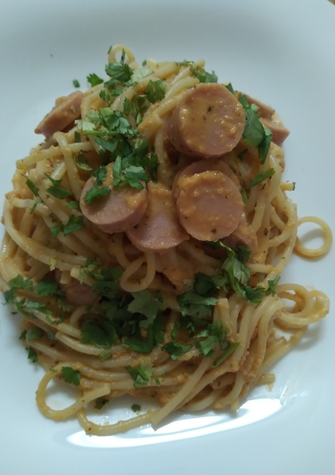 Una foto de Spaghetti con salchicha y salsa de tomate