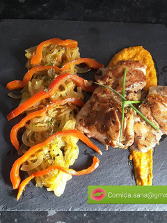 Una foto de Muslo con cebolla y pimiento y salsa con ají de la misma