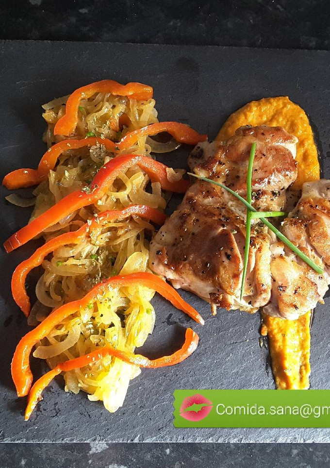 Una foto de Muslo con cebolla y pimiento y salsa con ají de la misma