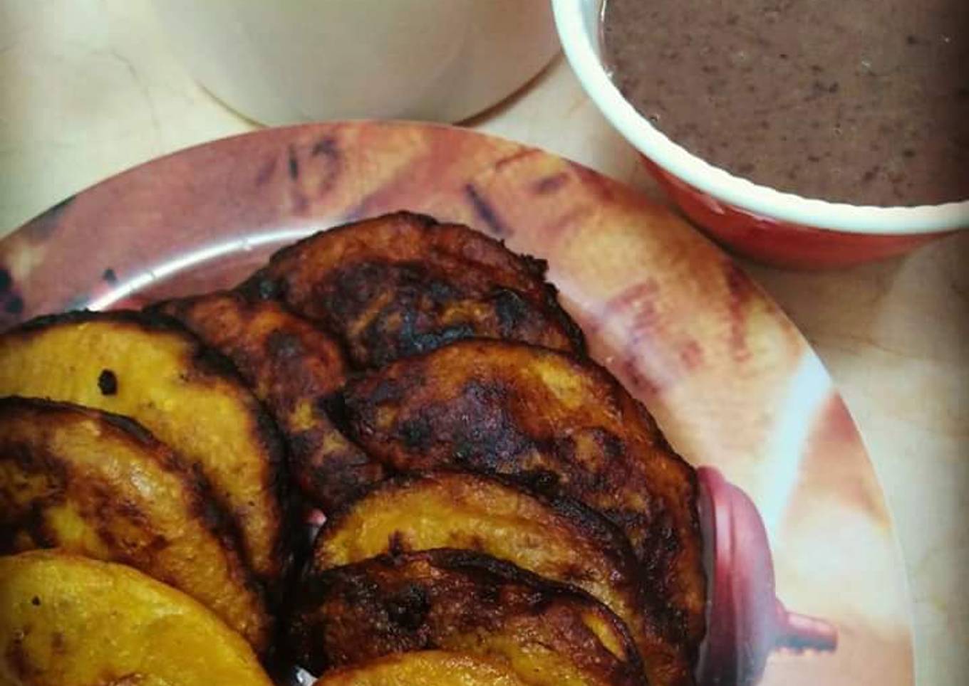 Quesadillas de plátano macho en salsa de frijol