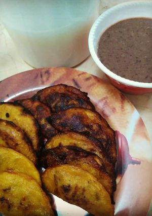 Una foto de Quesadillas de plátano macho en salsa de frijol
