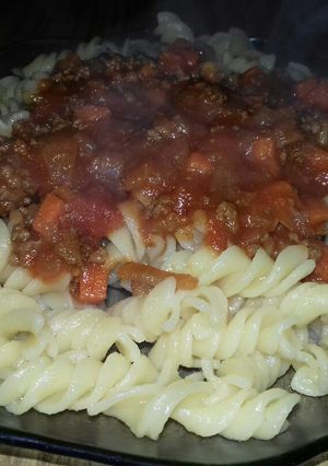 Una foto de Fideos con salsa boloñesa