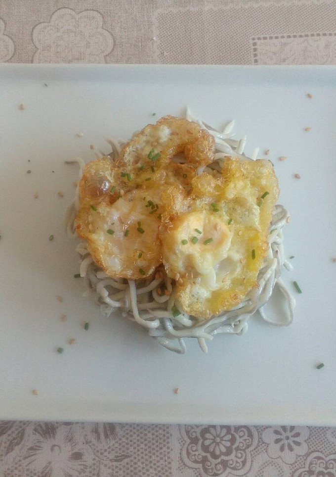 Una foto de Huevos rotos de codorniz con gulas