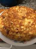 Tortilla de patatas con cebolla y pimientos