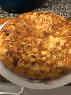 Una foto de Tortilla de patatas con cebolla y pimientos