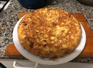 Foto principal de Tortilla de patatas con cebolla y pimientos