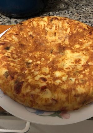 Una foto de Tortilla de patatas con cebolla y pimientos