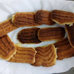 A picture of Piped vanilla biscuits.