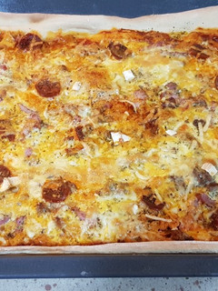 Una foto de Masa para pizza en panificadora y pizza carnívora cuadrada